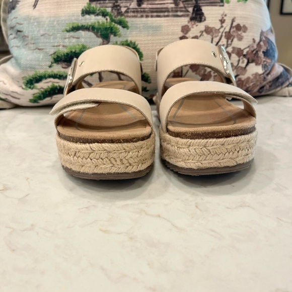 Aetrex Women's Tan Strap Sandals - Picture 5 of 8